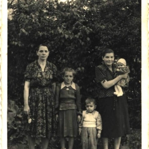 pokaż obrazek - Pierwsza od lewej Maria Stachniuk, Jadwiga Stachniuk, Janina Martyniuk która trzyma na ręku córeczkę Ewę. Chłopczyk na zdjęciu to Henryk Husynne 195r rok.