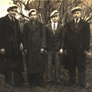 pokaż obrazek - Młodzież z Wólki Okopskiej w latach 40 -tych. pierwszy od lewej Kazimierz Prączko lekarz