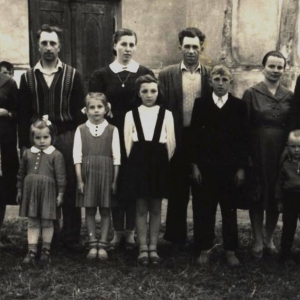 pokaż obrazek - Przed Kościołem w Dorohusku1974 rok.