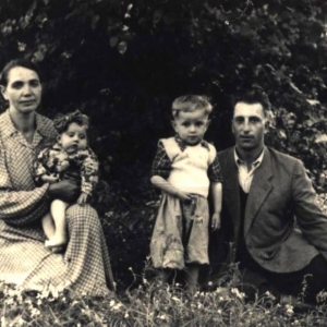 pokaż obrazek - Od lewej Maria Stachniuk z zięciem - Janem Martyniukiem Husynne 1955 rok.