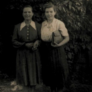 pokaż obrazek - Od lewej Janina Siwierska i Janina Stachniuk. Zdjęcie zrobione w Dubience w 1951 roku.