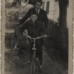 pokaż obrazek - Dorosły mężczyzna na rowerze to Stanisław Stachniuk lata 50 -te.