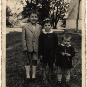 pokaż obrazek - Henryk Ewa i Renia Martyniukowie przed Kościołem w Dorohusku. Lata 60 -te.