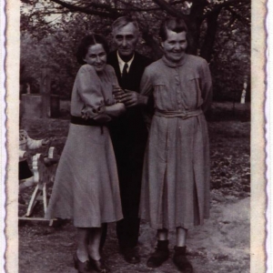 pokaż obrazek - Marianna Koniuszewska z domu Ostrowska z rodzicami.