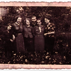 pokaż obrazek - Pierwsza od prawej Stanisława Masełko z domu Ostrowska - nauczycielka.