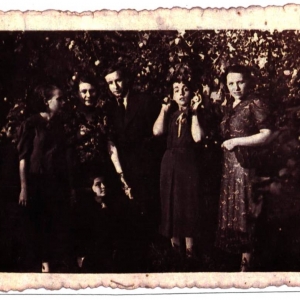 pokaż obrazek - Stanisława Masełko ze swoją siostrą Renią, jej mężem i ich córką - moją Ciocią Gosią 