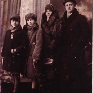 pokaż obrazek - Rodzina Ostrowskich z córkami Stasią i Renią