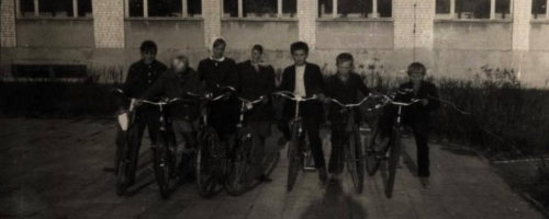 Fotografie pochodzą z kroniki archiwalnej  Szkoły Podstawowej w Pograniczu z archiwum biblioteki.