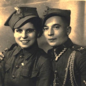 pokaż obrazek - Na odwrocie napis. Na dobrą i wieczną pamięć dla Kochanych Państwa Petruk od Raczyńskiego Kazia, 1944 rok.