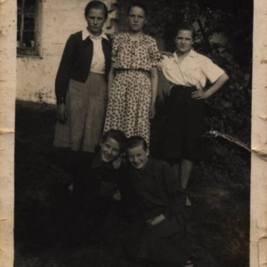 pokaż obrazek - Od lewej : Maliszewska Danuta, Piasecka Henryka, Stachniuk Józefa. Od prawej Stanisława Błaszczuk i Arent Natalia . Dorohusk- 1953 rok.