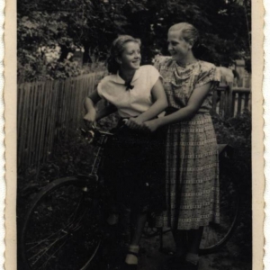 pokaż obrazek - Marzena Chwyć - Stocka i Danuta Maliszewska -Oborska . Dorohusk wieś - 1953 rok.