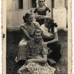 pokaż obrazek - Zdjęcie zrobione przy Kościele Parafialnym. Od lewej : Danuta Maliszewska, Marzena Chwyć - Stocka, siedzi Zofia Banachiewicz stoi Halina Golda- siostra Zbigniewa Goldy - Wójta Gminy Dorohusk.