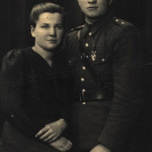 pokaż obrazek - Na odwrocie napis. Na pamiątkę Kochanej rodzinie zasyła Bogusia - Rok 1946