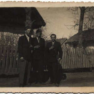 pokaż obrazek - Od lewej Mieczysław Kapelan, Antoni Tonderys, Franciszek Łysiak. Dorohusk, obecnie ul. Wołyńska -1956 rok.