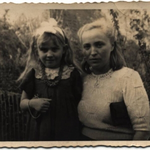 pokaż obrazek - Franciszka Maliszewska z córką Danutą . Dorohusk obecnie ul. Wołyńska -1946 rok.