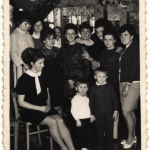 pokaż obrazek - Od lewej siedzi : Eugenia Zabokrzycka, Robert Waleczek, Ireneusz Oborski. Od lewej stoją : druga - Zofia Stępniewska, Kazimiera Kapelan, Joanna Kaliszewska, Danuta Oborska, Mirosława Waleczek, Stanisława Błaszak i Barbara Pieczykolan