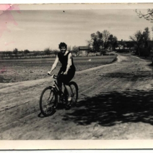 pokaż obrazek - Danuta Maliszewska - Oborska wracająca z pracy ze Szkoły w Zanowiniu. Droga Zanowinie -Turka. 1959 rok.