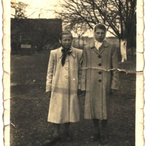 pokaż obrazek - Kolonia Okopy. Od lewej Janina Rudzka i Marysia Kopiec Malowaniec. 1953 rok - uczennice klasy VII