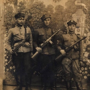 pokaż obrazek - Na odwrocie napis. Na pamiątkę Kochanej siostrzenicy Wiciuni zasyła Wujaszek Kazio.