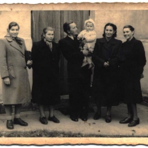 pokaż obrazek - Przed kościołem w Dorohusku. Od prawej: Teresa Kurtz - Wrabiec, Stanisława Masełko z mężem Eugeniuszem i córką Hanią, Anna Basiuk i Janina Martyniuk.