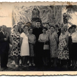 pokaż obrazek - Chór kościelny z księdzem wikariuszem Januszem Bogdańskim.