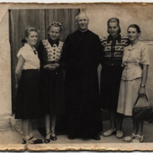 pokaż obrazek - Na zdjęciu od lewej: Marzena Chwyć - Stocka, Urszula Rekwirewicz, Ks. Franciszek Supryn, , Teresa Zielińska i Teresa Kurtz - Wrabiec.