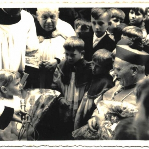 pokaż obrazek - Wizyta biskupa w Dorohusku 1965 rok. Od prawej biskup Kałwa obok którego stoi Edwarda Jaszczuk, wyżej Kazimierz Kachaniuk obok niego ks. proboszcz Józef Gołąb. Maria Wrabiec mówi wiersz.