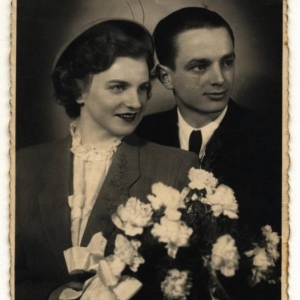 pokaż obrazek - Na odwrocie napis : Kochanej Babuni i Rodzinie w dowód pamięci Zabłoccy. Warszawa 19.IV. 1958 r. Kazimierz i Urszula Zabłoccy -1958 rok.