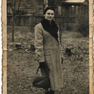 pokaż obrazek - Teresa Kurtz -Wrabiec przed starą plebanią w Dorohusku - 1958 rok.