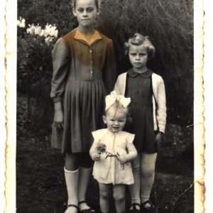 pokaż obrazek - Od lewej siostry Jolanta i Łucja Chwyć oraz Marysia Wrabiec.