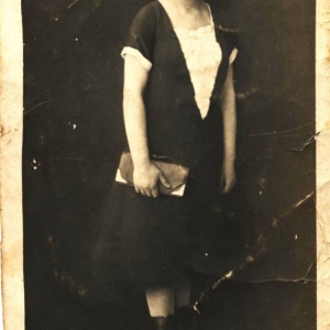 pokaż obrazek - Na odwrocie napis : Daruję swoją podobiznę na dobrą pamięć drogiej stryjence Łysakowskiej B .Błazucka dn.27.III.1927 r. Wojsławice 1927 rok Wojsławice - Błazucka - kuzynka Pani Teresy Wrabiec.