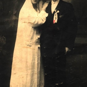 pokaż obrazek - Na odwrocie napis : Na pamiątkę dla rodziców od Zygmunta Zabłockiego. Zabłocki Zygmunt i Łacińska Aniela - Zabłocka . Rodzinna fotografia Pani Teresy Wrabiec.