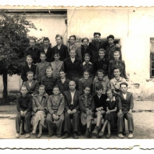 pokaż obrazek - Szkoła Podstawowa w Dorohusku - Przed Pałacem Suchodolskich. Pierwszy rząd siedzą : czwarty od lewej Kazimierz Bobryk,Stanisława Chwyć. Drugi rząd od prawej : Tadeusz Drzewicki, Marzena Chwyć - Stocka, czwarta od prawej Teresa Kurtz - Wrabiec. Trzeci rząd od prawej stoją : druga - Natalia Arent, Maria Kopeć, Danuta Maliszewka - Oborska. Rząd czwarty od lewej: drugi Czesław Samoluk, Mieczysław Kapelan, Jan Klekot, Edward Gil, Jan Gadzała, Jan Świdroń.