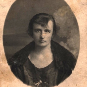 pokaż obrazek - Na odwrocie naklejka : Sokolstwo Polskie Ojczyźnie Czołem! Pani Suchodolska - właścicielka dworu w Starosielu. Jeżeli ktoś zna historię Państwa Suchodolskich ze Starosiela - bardzo prosimy o informacje.