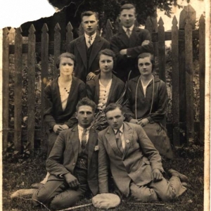 pokaż obrazek - Młodzież około 1920 roku.