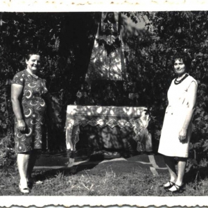 pokaż obrazek - Od lewej Anna Mądrzelewska i Teresa Wrabiec przy ołtarzu- Boże Ciało lata 60-te.