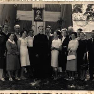 pokaż obrazek - Chór Kościelny - podczas uroczystości Bożego Ciała lata 60 - te. Od prawej stoją : Józefa Zagoła, organista - Boczkowski, Janina Wieliczko, Eugenia Kotowska, Maria Koniuszewska, Marian Koniuszewski, Wanda Nazaruk, Stanisława Mielniczuk, Eugeniusz Pawłowicz, Ksiądz Józef Brzozowski, Józefa Waleczek, Teresa Wrabiec, Bolesław Rudzki, Stanisława Dziedzicka, Janina Dziedzicka, Regina Buczkowska, Rudzki.