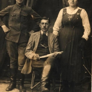 pokaż obrazek - Na odwrocie napis : Na dobrą pamięc ofiarujemy wujek Franciszek,Józefa, Leon Cybulaki Wólka Tuczępska dnia 25/ X 1918 Fotografia z 1918 roku.