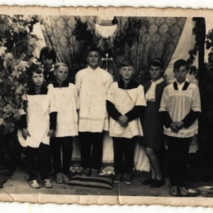 pokaż obrazek - Boże Ciało lata 60 - te Od lewej stoją : Roman Krasa, Regina Dziedzicka, Mieczysław Soczyński, Jan Papacz, Henryk Drzewiecki, Jolanta Chwyć oraz Leszek Dziedzicki.