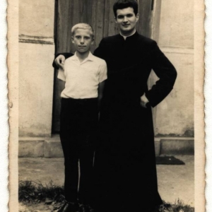 pokaż obrazek - Ksiądz Jan Maksim oraz Mieczysław Soczyński - ministrant przed Kościołem w Dorohusku lata 60 - te. 