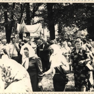pokaż obrazek - Boże Ciało lata 70 - te. Ksiądz Janusz Bogdański Niosący baldachim - Jan Świdroń obok Stanisław Soczyński oraz Stanisław Dobrzański.