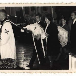 pokaż obrazek - Chrzest Święty -1971rok. Ksiądz Jan Błaszczak . Pierwszy z lewej Mieczysław Soczyński. 