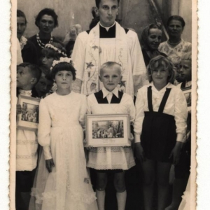 pokaż obrazek - Pamiątka Pierwszej Komunii Świętej - lata 70 te Alina Oborska, Józef Soczyński oraz Teresa Oborska.