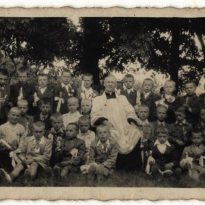 pokaż obrazek - Pamiątka Pierwszej Komunii Świętej Ksiądz Franciszek Supryn. Drugi od lewej z białym kołnierzykiem Jan Soczyński. 