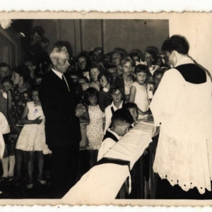 pokaż obrazek - Pamiątka Pierwszej Komunii Świętej - lata 70 te. Ministrant stojący po lewej - Mieczysław Soczyński