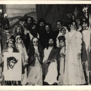 pokaż obrazek - Misterium Męki Pańskiej . Dorohusk lata 70 - te. Na zdjęciu księża Kazimierz Malinowski i Franciszek Kasprzyk. Obsada: Jezus - Kazimierz Krzyżanowski Piłat - Jan Papacz Żona Piłata - Władysława Skoczylas Józef z Arymatei - Józef Soczyński Weronika - Wiesława Kotowska Matka Jezusa - Barbara Kotowska - Fedoruk