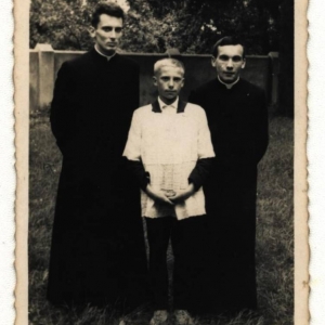 pokaż obrazek - Ksiądz Janusz Bogdański , ministrant Mieczysław Soczyński oraz kleryk z Seminarium w Lublinie. Przed Kościołem w Dorohusku lata 70 -te. 
