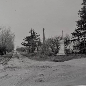 pokaż obrazek - Dorohusk Osada. Widok na postument figury św. Jana Nepomucena zbudowany w latach 1753-1763, w oddali ulica Wierzbowa.