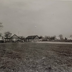 pokaż obrazek - Dorohusk Osada. Widok od wsch. na zabudowę przy drodze do folwarku.