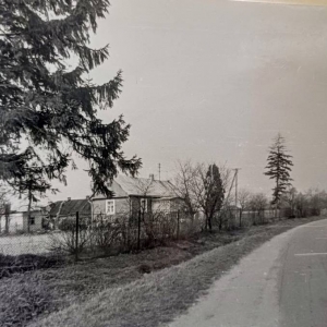 pokaż obrazek - Dorohusk Osada. W oddali budynek mieszkalny obecnie przy ulicy Niepodległości.